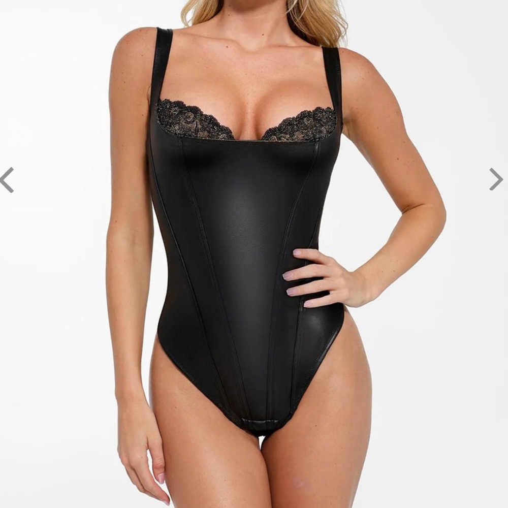 Shapewear Faux Leather
Lace Balconette Sculpting
Bodysuit
